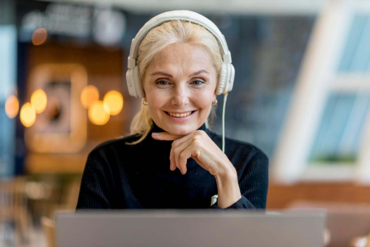 Finanzielle Dokumente und Berechnungen auf dem Schreibtisch