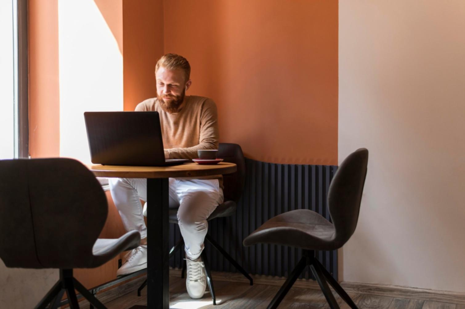 Teilnehmer beim gemeinsamen Arbeiten an Budgetstrategien in modernem Seminarraum