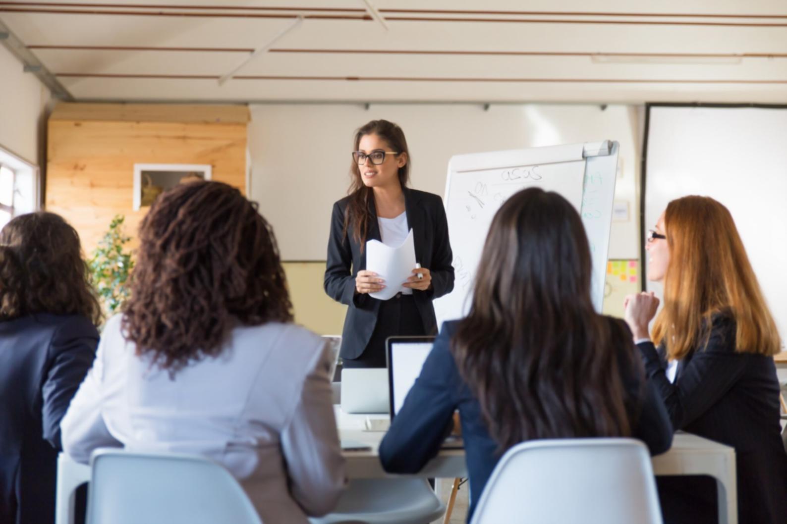 Workshop-Atmosphäre mit Finanzexperten und Teilnehmern bei praktischer Budgetarbeit