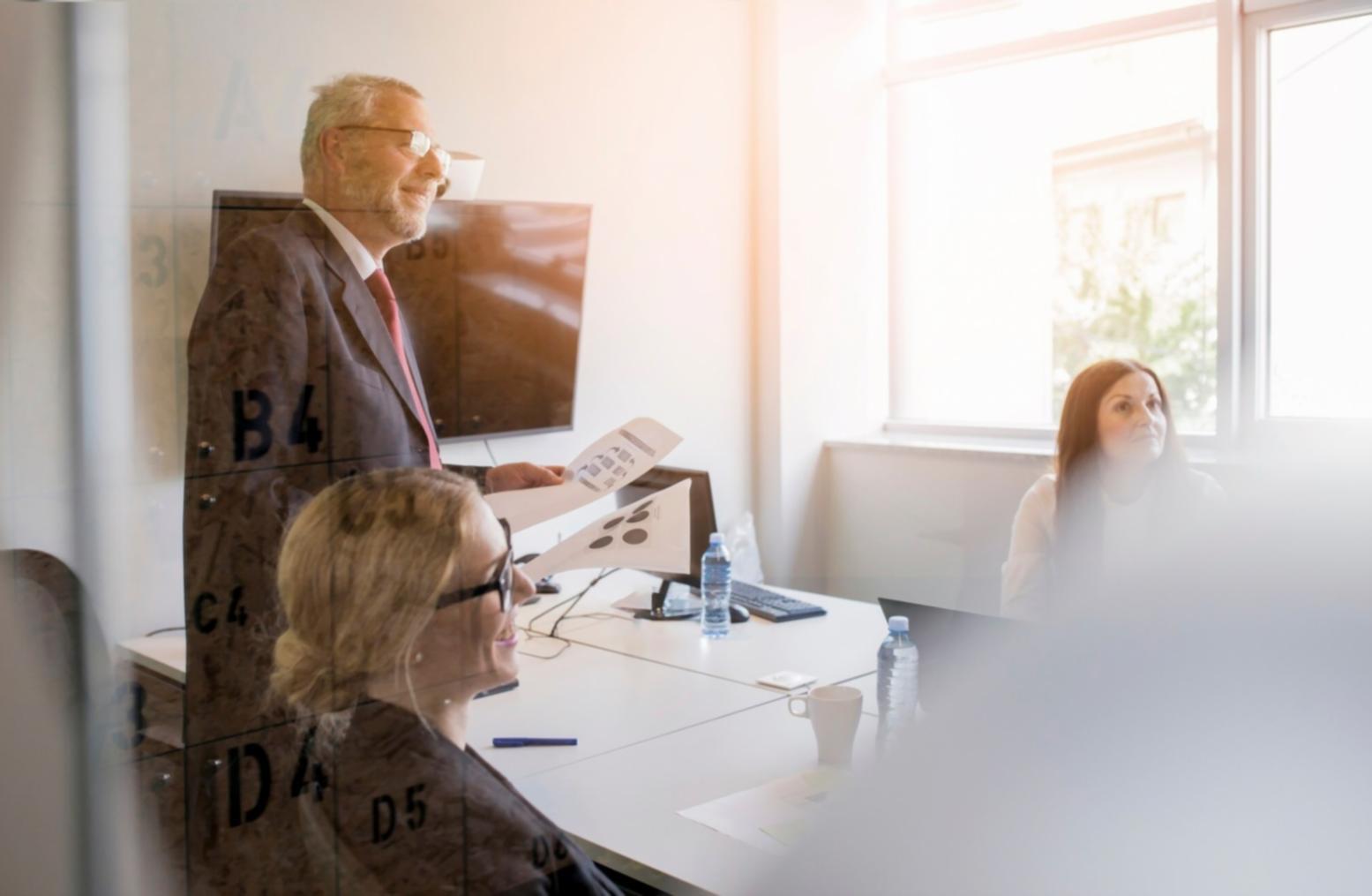 Teilnehmerin arbeitet konzentriert an ihrer Jahresbudget-Planung am Laptop