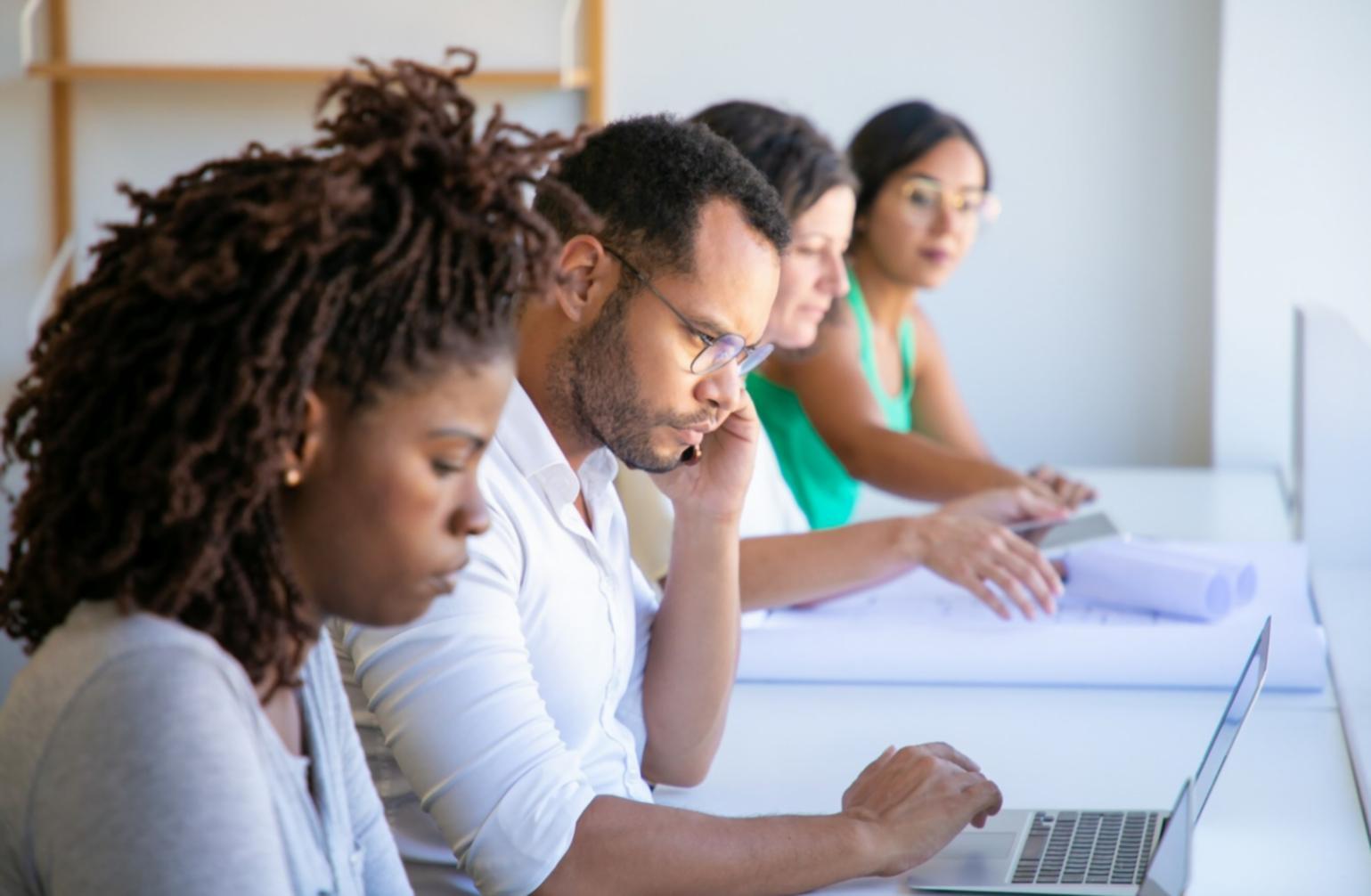 Arbeitsbereich mit Finanzunterlagen und Laptop bei der Budgetplanung